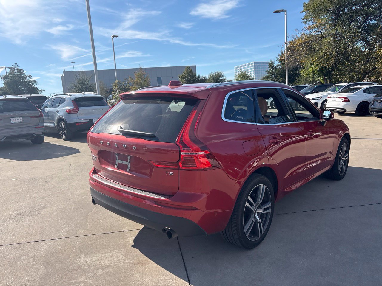 Used 2019 Volvo XC60 T5 Momentum w/ Multimedia Package FWD image 5
