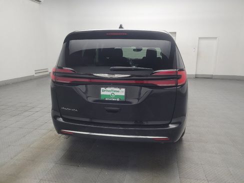 Used 2023 Chrysler Pacifica Touring FWD image 7