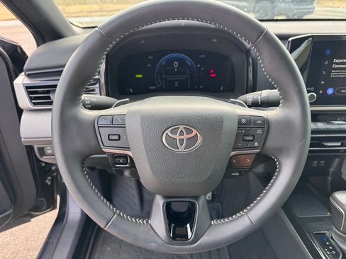 Used 2025 Toyota Camry SE FWD image 12