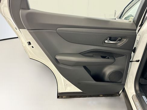 Used 2024 Nissan Ariya AWD image 27