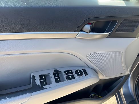 Used 2017 Hyundai Elantra Limited w/ Limited Tech Package 04 image 27