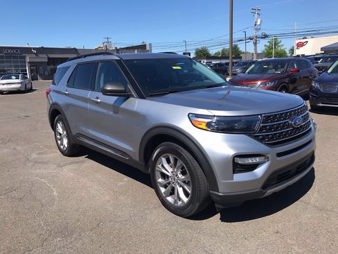 Used 2024 Ford Explorer XLT w/ Equipment Group 202A AWD/4WD image 7