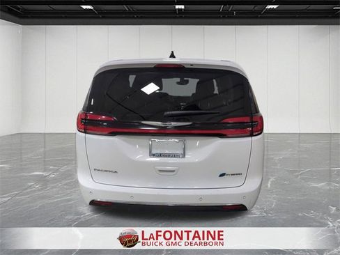 Used 2024 Chrysler Pacifica Select image 7