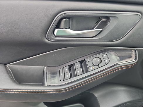 Used 2025 Nissan Rogue SV image 28