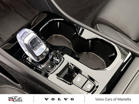 Used 2025 Volvo XC40 B5 Plus image 19