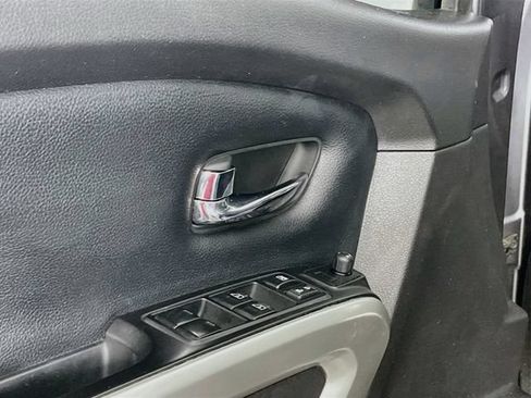 Used 2018 Nissan Titan SV w/ SV Convenience Package AWD/4WD image 19