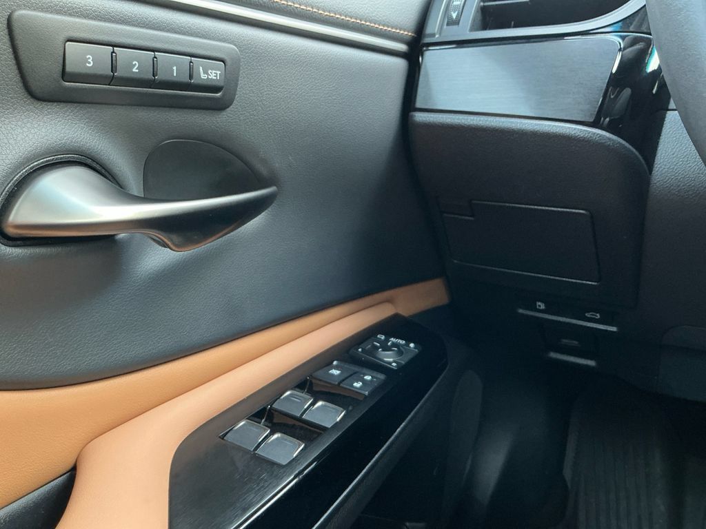 Used 2023 Lexus ES 300h w/ Premium Package FWD image 20