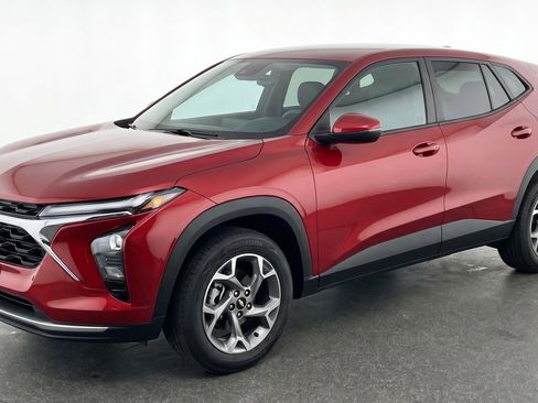 Used 2025 Chevrolet Trax LT FWD image 3