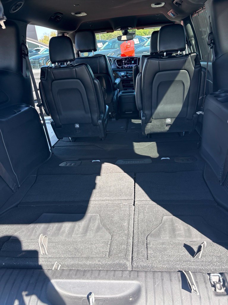 Used 2025 Chrysler Pacifica Select FWD image 26