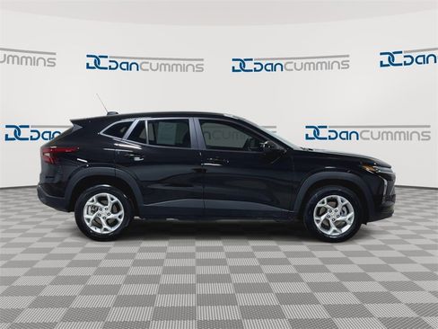 Used 2024 Chevrolet Trax LS w/ LS Convenience Package image 9