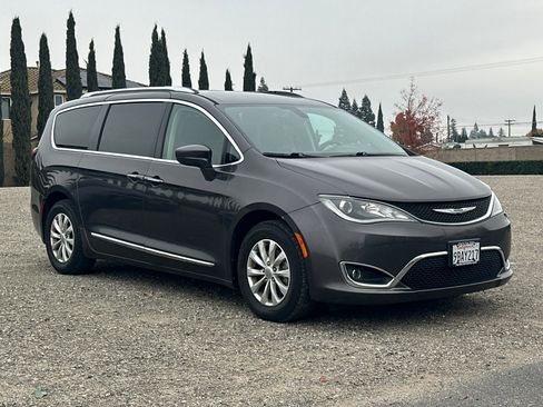 Used 2019 Chrysler Pacifica Touring-L image 2