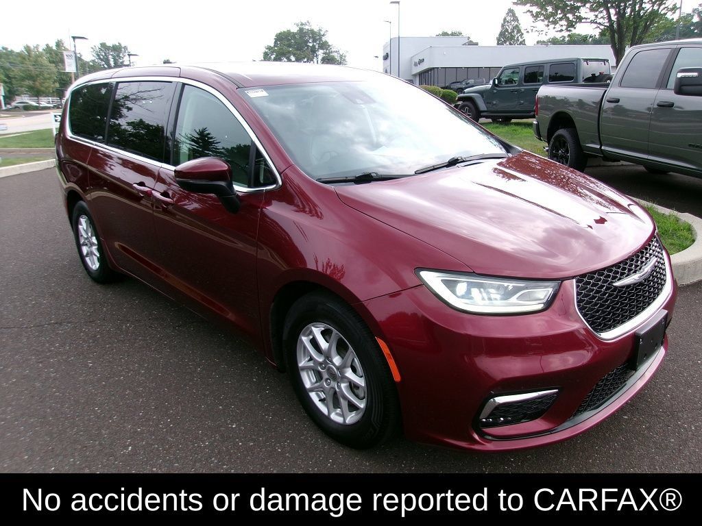 Certified 2023 Chrysler Pacifica Touring-L FWD image 2
