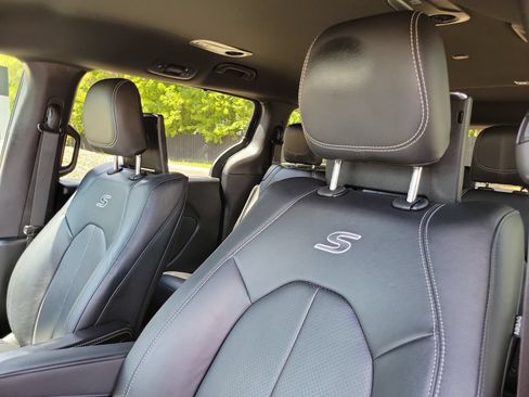 Used 2018 Chrysler Pacifica Touring-L Plus w/ Advanced Safetytec Group FWD image 12