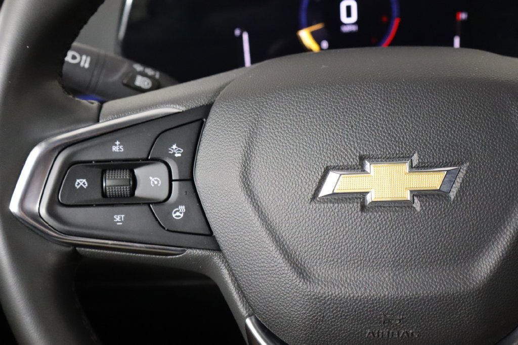 Used 2025 Chevrolet Trax LT w/ Sunroof Package FWD image 8