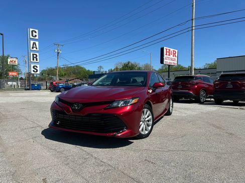 Used 2018 Toyota Camry LE w/ Convenience Package FWD image 1
