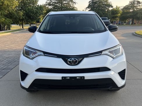 Used 2018 Toyota RAV4 LE FWD image 3