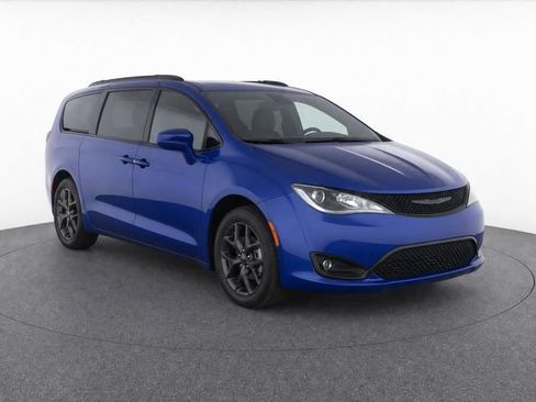 Used 2018 Chrysler Pacifica Touring-L w/ Premium Audio Group FWD image 2