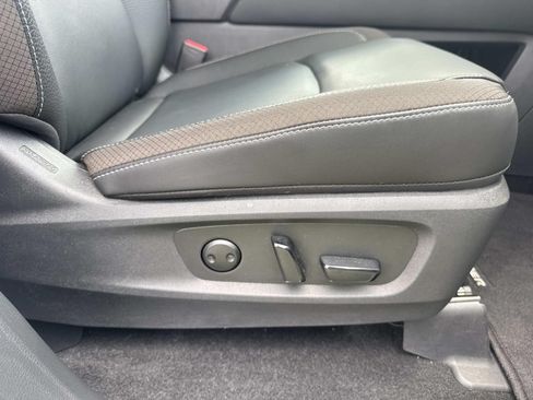 Used 2025 Nissan Pathfinder SL w/ Lighting Package (N92) FWD image 13