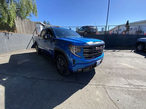 Used 2022 GMC Sierra 1500 AT4 w/ AT4 Premium Package AWD/4WD image 8