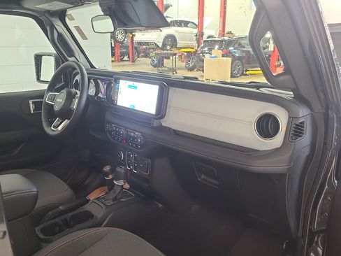 Used 2025 Jeep Wrangler Unlimited Sahara w/ Safety Group AWD/4WD image 27