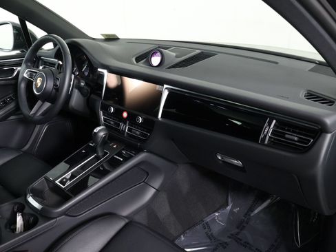 Certified 2026 Porsche Macan AWD/4WD image 24