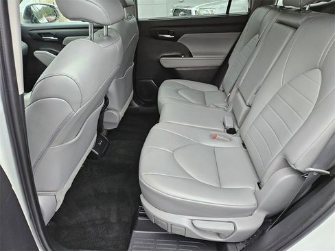 Used 2022 Toyota Highlander XLE image 15