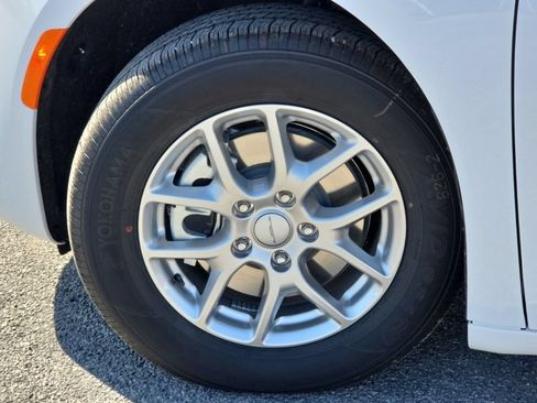 New 2027 Chrysler Pacifica Select FWD image 10