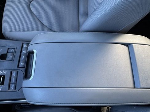 Used 2022 Toyota Highlander LE image 19