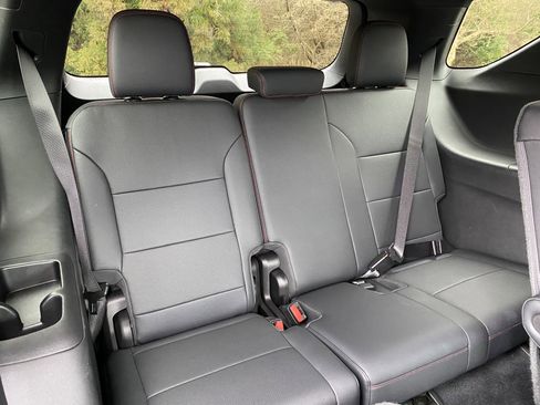 Used 2024 Chevrolet Traverse RS image 39