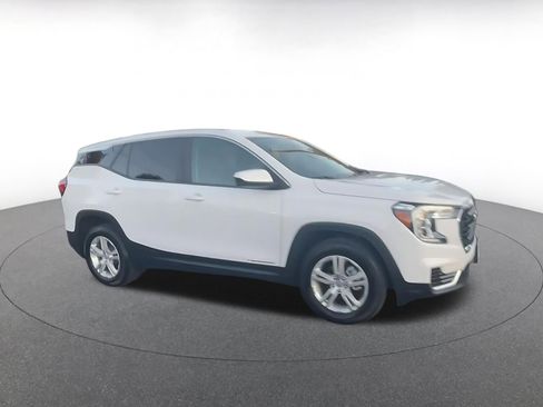Used 2024 GMC Terrain SLE image 2