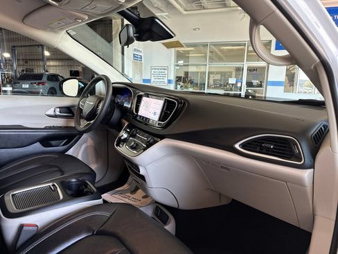 Used 2024 Chrysler Pacifica Touring-L FWD image 21