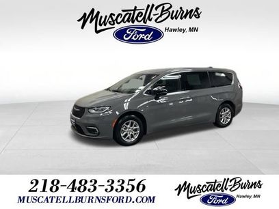 Used 2025 Chrysler Pacifica Select