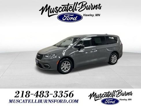 Used 2025 Chrysler Pacifica Select FWD image 1