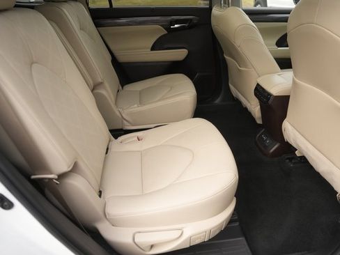 Used 2022 Toyota Highlander Platinum image 16