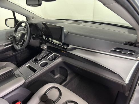 Used 2025 Toyota Sienna XLE w/ XLE Plus Package FWD image 23