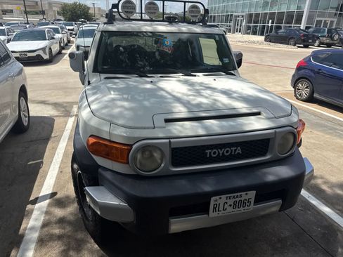 Used 2010 Toyota FJ Cruiser 2WD image 2