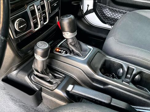 Used 2019 Jeep Wrangler Unlimited Sahara w/ Uconnect 4C Nav & Sound Group image 14