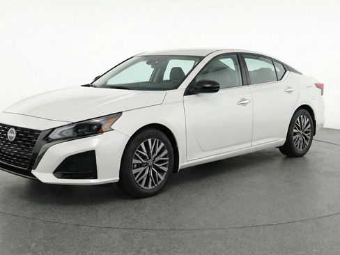 Used 2025 Nissan Altima 2.5 SV image 3