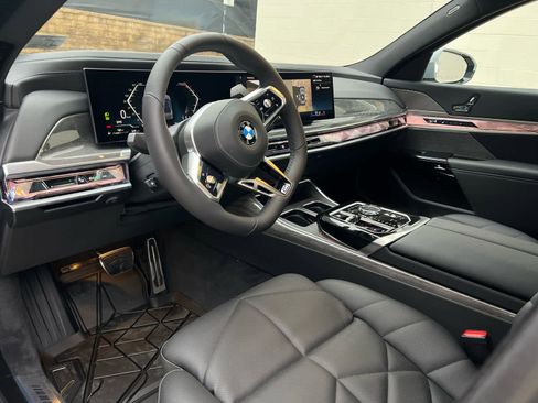 Used 2025 BMW 740i xDrive w/ Premium Package image 12