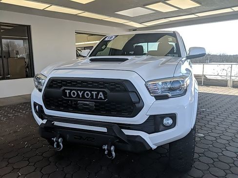 Used 2019 Toyota Tacoma TRD Sport image 3