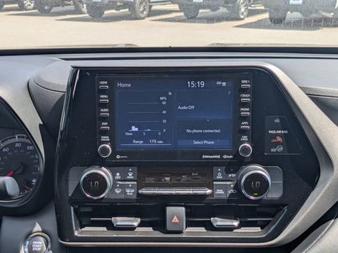 Used 2022 Toyota Highlander LE FWD image 21