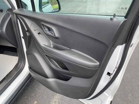 Used 2020 Chevrolet Trax LT w/ LT Convenience Package FWD image 35