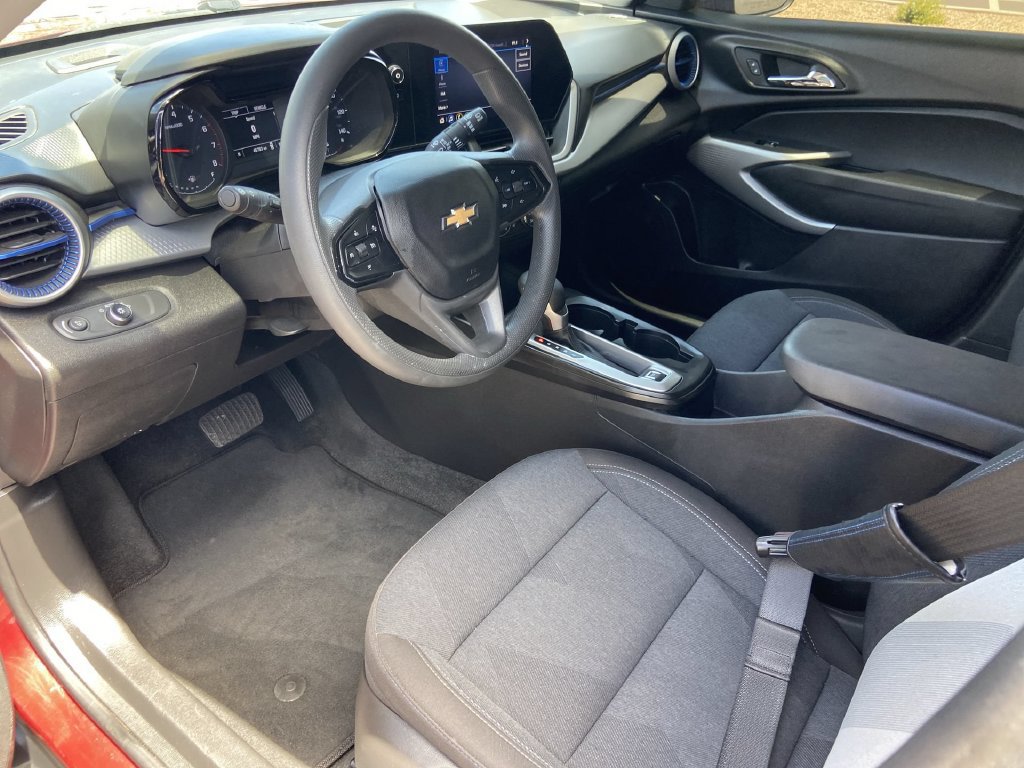 Used 2024 Chevrolet Trax LS w/ LS Convenience Package FWD image 6