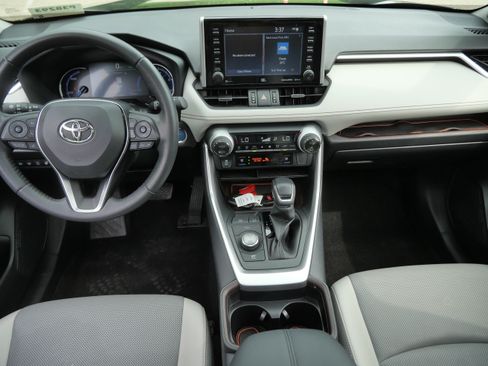 Used 2020 Toyota RAV4 Limited AWD/4WD image 11