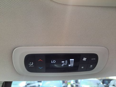 Used 2017 Chrysler Pacifica Touring-L FWD image 24