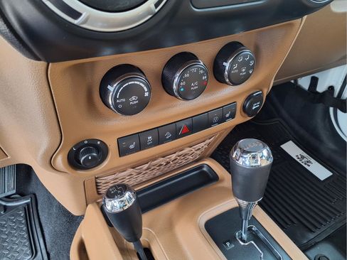 Used 2014 Jeep Wrangler Unlimited Sahara w/ Connectivity Group image 10