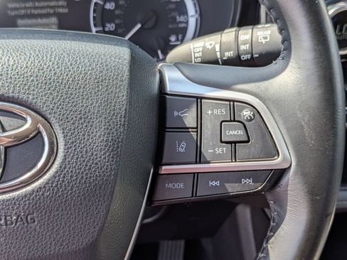 Used 2024 Toyota Highlander LE FWD image 19