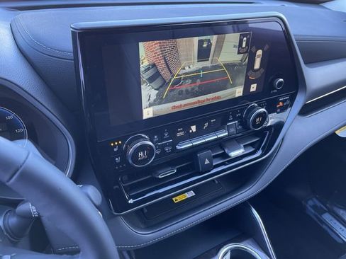Used 2023 Toyota Highlander Limited AWD/4WD image 18
