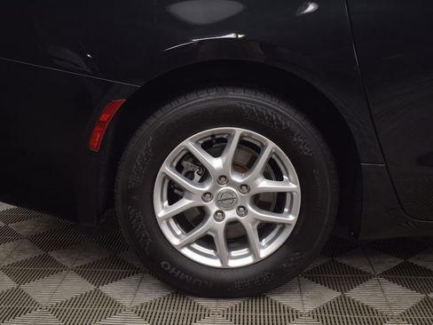 Used 2022 Chrysler Voyager LX image 30