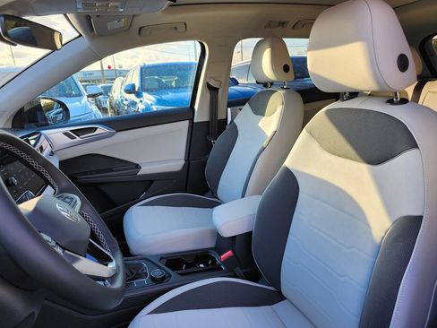 New 2026 Volkswagen Taos SE image 5